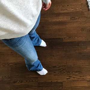 Bootcut jeans - Säljer dessa mellanblå lowwaist bootcutjeans från Tommy Hilfiger! De är sjukt snygga men alldeles för små för mig. Kommer passa perfekt till hösten!! Kan frakta men då står köparen för frakten! KÖP✨🥰💕💋💜