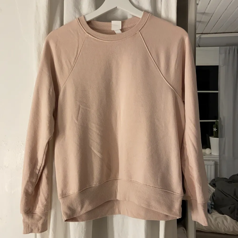 Säljer dessa sweatshirt från hm, köp en för 50kr eller båda för 80kr. Skriv om ni har några frågor💕. Tröjor & Koftor.