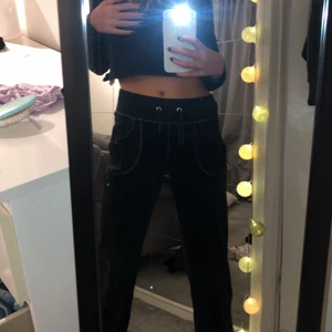 Mjukisbyxor - Säljer dessa supersnygga mjukisen, Säljs inte längre! Säljer dem för 100kr sjukt sköna dock för korta för mig som är väldigt dåligt. Strl 164 Priset kan diskuteras🥰