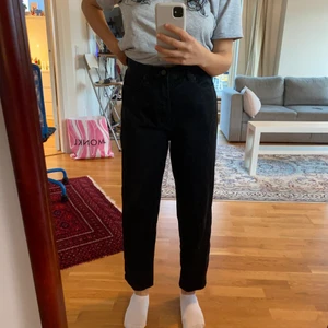 Svarta Uniqlo Jeans - Svarta uniqlo jeans i storlek 28inch/71cm! Gott skick, nästan aldrig använda! Säljer pga råkade beställa fel storlek:) skriv gärna vid frågor eller om du vill ha fler bilder🥰