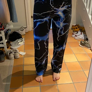 Jaded London jeans W32/M  - Säljer mina Jaded London jeans som i princip är helt oanvända pga inte känt mig bekväm i dem. De är stretchiga och passar mig som normalt har storlek M. Herr-strl. Jag är 168 cm lång. Fraktar, men köpare betalar frakt 🧡 skriv för frågor eller fler bilder! 