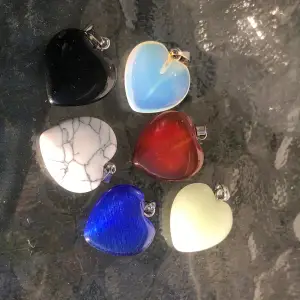 Flera olika hjärtsmycken i olika färger, 40 kr styck 💜