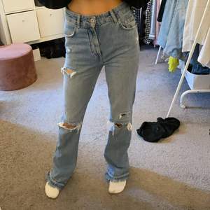 Säljer mina bershka jeans modellen flare i storlek 36, använt fåtal gånger och är i princip i nyskick. Nypris ca 500kr och säljer för 300 men kan gå ner lite i pris