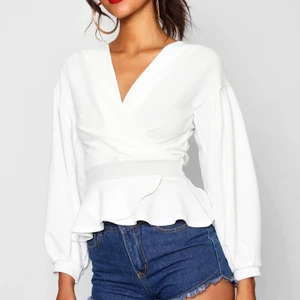 Topp  - Vit topp från booho som endast är använd på ett dop. Nypris 200kr men säljer för 150kr.