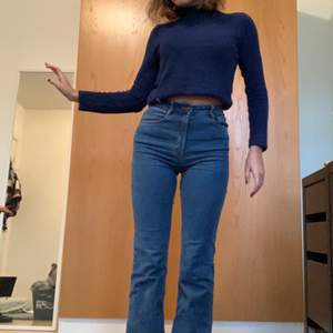 Snygga bootcut jeans från Pull&Bear! Jättesnygg passform, perfekt längd på mig, jag är 162cm. Säljer då jag har likadana i samma färg! Om det blir flera intresserade buds i kommentarerna! Frakten ingår inte i priset 💜💜💜