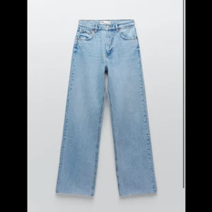 ZARA FULL LENGTH - Säljer mina the 90’s full length jeans från zara för att jag har typ 5 par💕 använt 2 ggr ny skick, nypris:399kr 