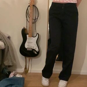 Kostymbyxor  - Mörkblåa kostymbyxor, långa och raka 