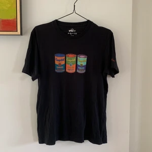 T-shirt med tryck - Cool svart T-shirt med tryck inspirerat av Andy Warhol.🌟