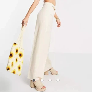 Linne byxor - Helt oanvända linne byxor från Bershka (säljer pga för små) skriv privat om fler bilder önskas:) köpta för 299kr