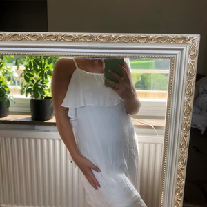 Fin vit klänning   - En superfin vit klänning som passar även nu till hösten med exempelvis ett par svarta boots och en skinnjacka!