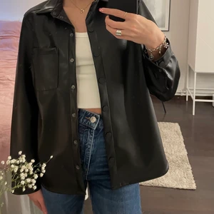Overshirt i fuskskinn - As snygg overshirt i fuskskinn från hm. Aldrig använd! 🖤