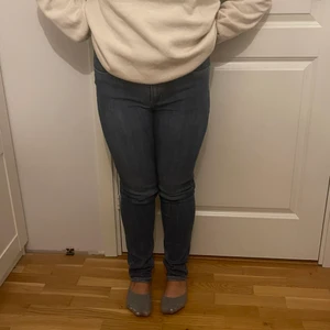 Jeans💙 - Jeans ifrån H&M. Använd fåtal gånger så i mycket bra skick. Modellen är 154cm lång(långa på henne), bär 38-40. ☺️