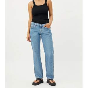 Jätte snygga lågmidlade jeans från weekday. Dom är oanvända. Säljer pga att dom var försmå. Skriv gärna om du har fler frågor💕.                                                                             Midjemått: ca 93cm.                                                                       Innerbenslängd: ca 79cm.