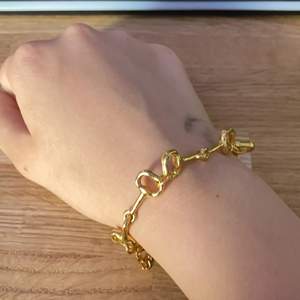 Säljer ett fint armband i guldfärg med vanliga tvådelade bett som design <3 Inte säker på om det innehåller koppar. Betalas via swish☔️