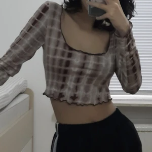 Brown long sleeve crop top - Säljer denna bruna tröjan med sånt mönster eftersom jag inte använder längre(har bara använt 1 gång) 