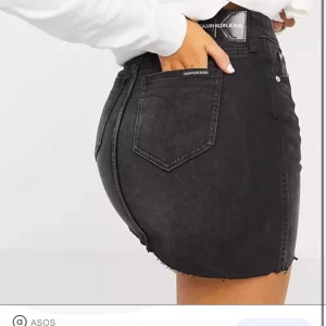 Calvin Klein kjol i strlk 29😍😍😍 - Calvin Klein kjol i nyskick. Säljs i strlk 29😍😍😍