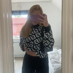 Stickad mönstrad tröja strl S - En helt oanvänd stickad tröja som passar perfekt till hösten❤️‍🔥 Använd en gång och är som ny! Frakt ingår ej❤️‍🔥 senaste bud står i priset!