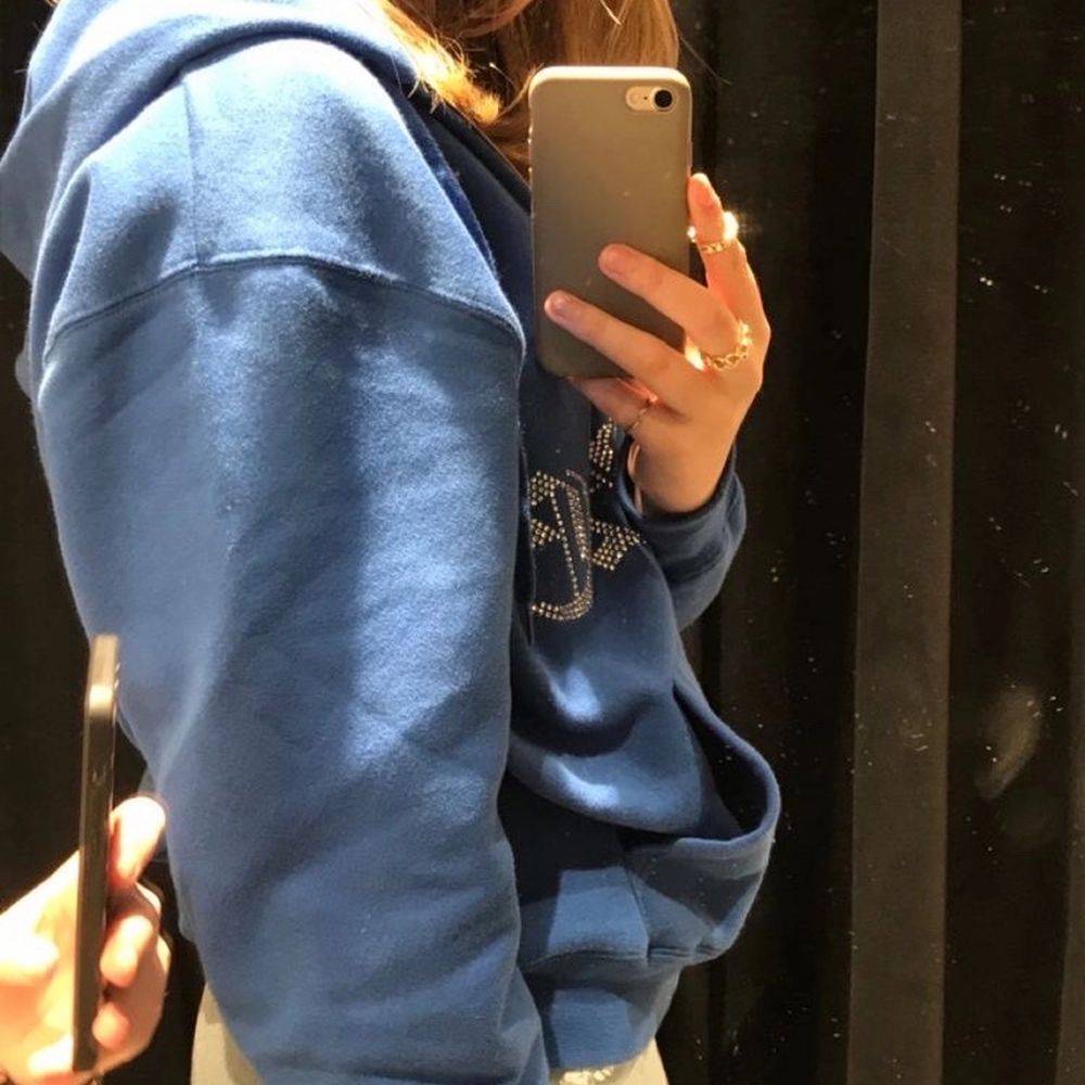 Intressekoll på min oneofone zip hoodie i väldigt bra skick! Säljer vid bra bud så startar budgivning!!💫✨ köp direkt för 1850. Huvtröjor & Träningströjor.