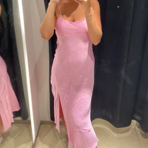 Klänning - Säljer denna fina långklänning från Zara. Den är bara använd 2 gånger 💓💓