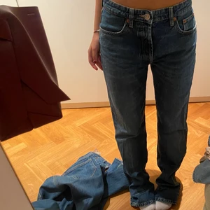 Zara jeans - Super fina zara jeans som är mellan använda och super super snygga! Super trendiga och eftertraktade. Har lite märken på botten av Jeansen skriv privat för bild på det. Storlek 38 säljer för dom är för stora på mig. Köpare står för frakten