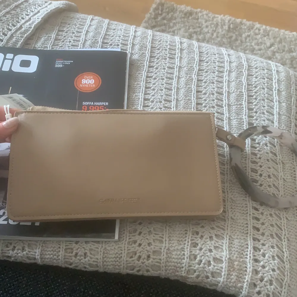 Liten väska, oanvänd! Nypris 300. Asusteet.