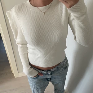 Tröja - Vit Långarmad tröja med axeldetaljer! Står ingen storlek i tröjan men känns som storlek S.