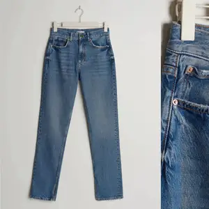 intressekoll!! snygga high Waist jeans från Gina tricot med slits, de är använda en gång och är därmed som nya! pris kan diskuteras 💕 köparen står för frakten