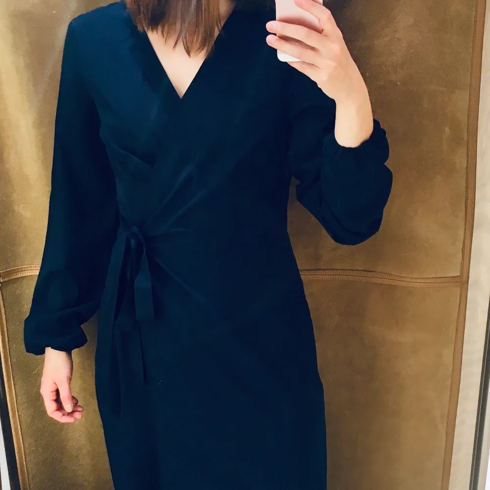Ny klänning från Vero Moda hösten 2021, använd en gång. I nyskick. Nypris 399 kr. (Är 179 cm lång för referens.). Klänningar.