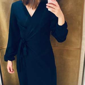 Ny klänning från Vero Moda hösten 2021, använd en gång. I nyskick. Nypris 399 kr. (Är 179 cm lång för referens.)