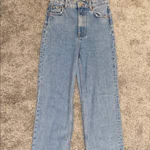 Jag säljer mina hög midjade zara jeans i färgen ”Serenity Blue” storlek EUR 34. 