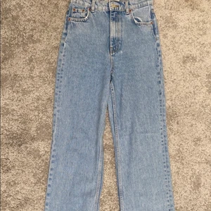 Zara Jeans - Jag säljer mina hög midjade zara jeans i färgen ”Serenity Blue” storlek EUR 34. 
