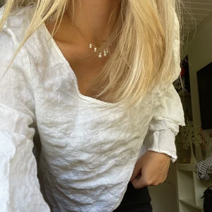 Vit blus  - Nu säljer jag min somriga vita blus då den inte kommer till användning längre. Den är använd fåtal gånger men passar perfekt till midsommar eller skolavslutning! 