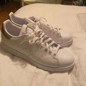 Stan Smith sneakers  - Frakt 80kr, helt oanvända, strl 40 1/3. skorna e ganska små i storleken. 