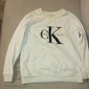 Calvin Klein tröja vit - Calvin Klein tröja strl small i mycket fin skick 