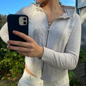 Luvtröja  - En beige tunn luvtröja från Massimo Dutti i storlek S, glittriga detaljer. 🤍