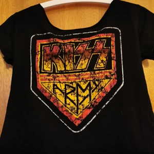 Kiss t-shirt - Magkort klippt t-shirt