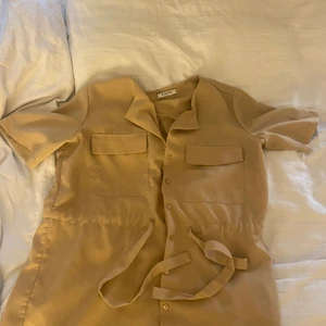 Tröja från Vero Moda strl M - Jättefin skjort tröja med korta ärmar och resor i midjan för att markera den!