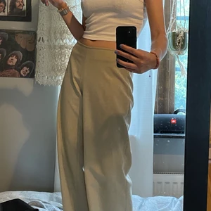 Linnebyxor  - Skitsnygga low-wasted byxor från Only som liknar linnebyxor. Materialet är hur skönt som helst och sitter som en smäck. På mig som är 170 når byxan ned till fötterna. Gör ont att sälja 