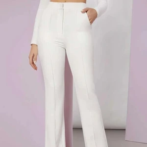 Vita kostymbyxor  - Vita kostymbyxor i strl S. Oanvända då de är för långa för mig. Är klippta för att passa 1.60 cm men är ändå för långa. Pris: 69kr 