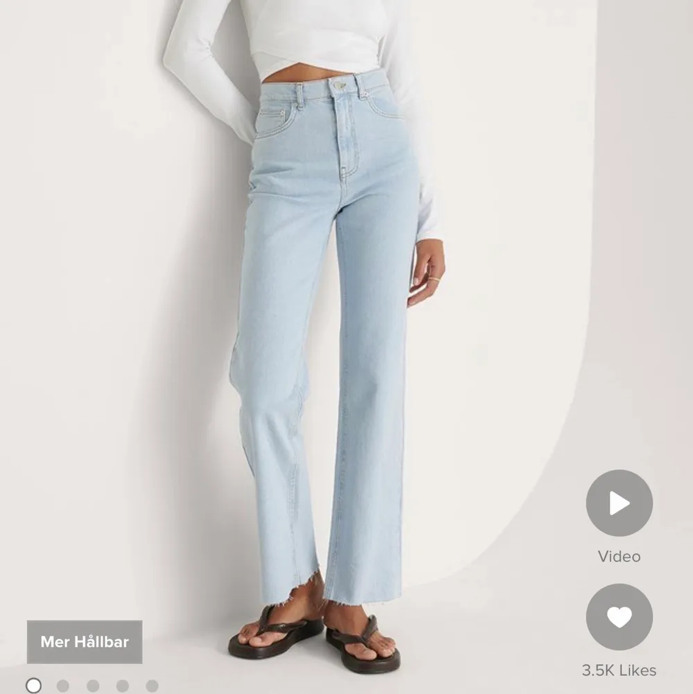 Säljer mina favoritblåa jeans pga måste rensa ur garderoben 😭 använda fåtal gånger så i väääldigt bra skick. Nypris 449kr. !!jag är 173 lång!! Modellen på bilden sägs vara 178 lång. . Jeans & Byxor.
