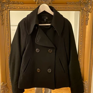 Höstkappa från hm - Säljer denna mysiga höstkappa från hm. Storlek 38. I gott skick. Högsta bud 320kr + frakt 