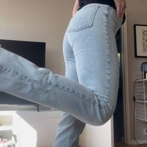 Säljer dessa supersnygga raka jeans från Zara då de inte kommer till användning!:/ Superhärlig ljusblå tvättad färg, med hög midja och sitter som en smäck på rumpan😍 Använda 2 gånger och är perfekta i längden på mig som är 170cm lång men går också att klippa kortare!❤️❤️