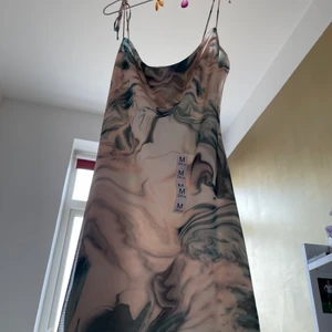 Superskön Mesch klänning - Helt oanvänd klänning i mjukt mesch material! Säljer då jag köpte två i olika storlekar, prislappen sitter kvar! Fråga för fler bilder💖 kan skicka spårbart! Köparen står för frakt❣️