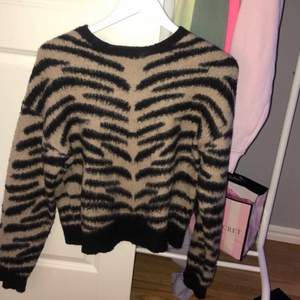 Stickad sweatshirt från nakd i fint tiger mönster, köpt för 399kr och säljer för 150kr plus frakt 66kr❤️ bra skick 