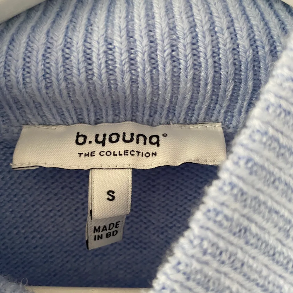 En super fin blå stickad tröja som inte kommer till användning. Den är inte allt stickig och har en super fin färg och passform. Använd ca 2 gånger. Köptes under sommaren för ca 340kr. Stickat.