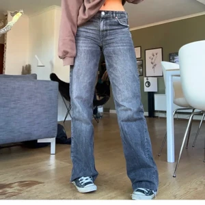Mid Rise zara jeans - Säljer nu dessa as snygga zara jeans i modellen MID rise!😍😍 Älskar dem men de har blivit försmå för mig nu tyvärr <\3 Storlek 34 men kan passa en liten 36💕 Lånade bilder, men går ner till golvet på mig som är 173💕 Ifall många är intresserade blir det budgivning eller köp direkt för 500💕