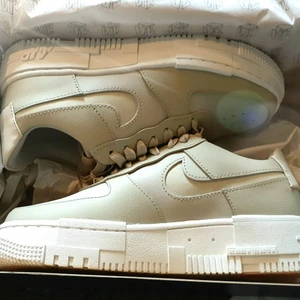 Nike Air force  - Använt de ca 2-3 gånger hade de bara för musikvideo shooting. Köpta för 1350kr. Storlek 37,5 kan posta de. Man kan betala med swish, paypal.