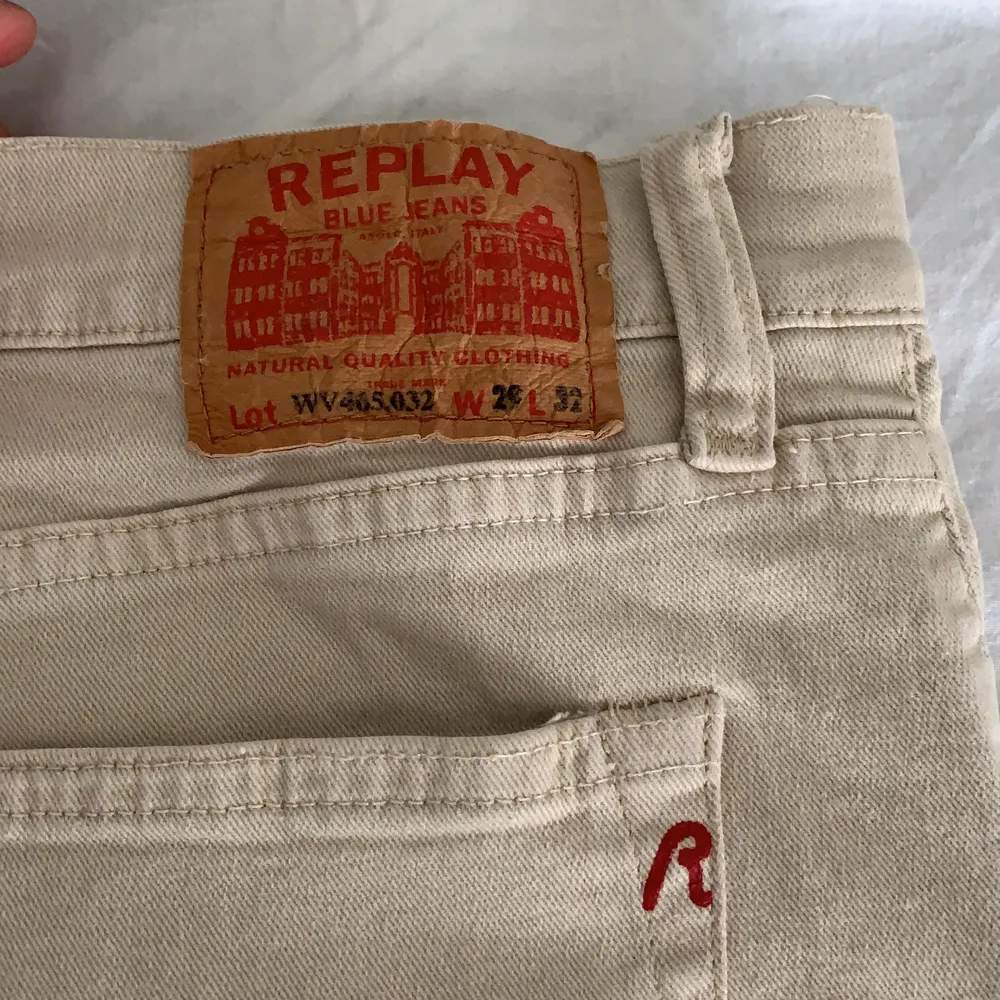 Coola bootcut jeans från Replay i strl w25 leg 32. Men väldigt stretchiga i strl, skulle säga att de passar xs-s.  semihög midja 😁. Jeans & Byxor.