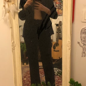 Mörkblå kostymset - Ett mörkblå kostymset, begagnad och väl användt men i bra skick. Formar kroppen väldigt fint. 