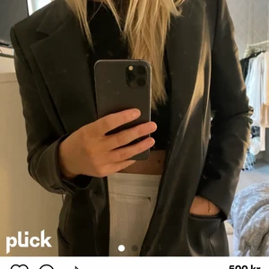 Skinnkavaj - Säljer denna skitsnygga skinnjackan/kavajen från vero Moda liknande den på första bilden. Den är endast testad och prislappen är fortfarande på så den är helt i helt nyskick. Köpte den för 650 och tror inte den säljs längre i varken butik eller på nätet💗